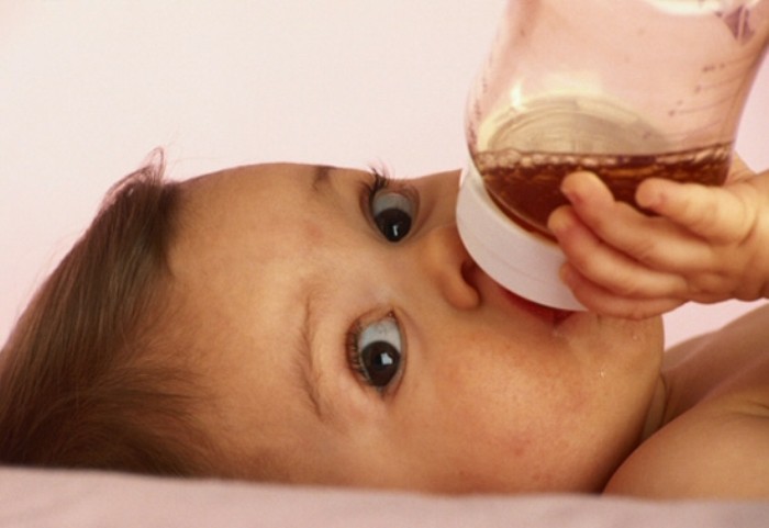 Los bebés no deben tomar zumos hasta, al menos, cumplir el año