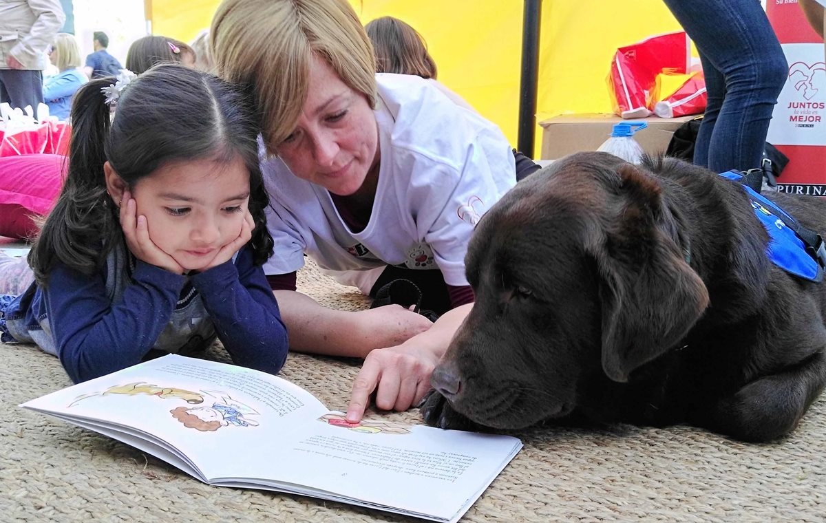 Taller de lectura infantil con perros en Madrid