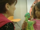 El dinosaurio que ayuda a los niños antes de entrar a quirófano