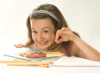 Niña comiendo jamón