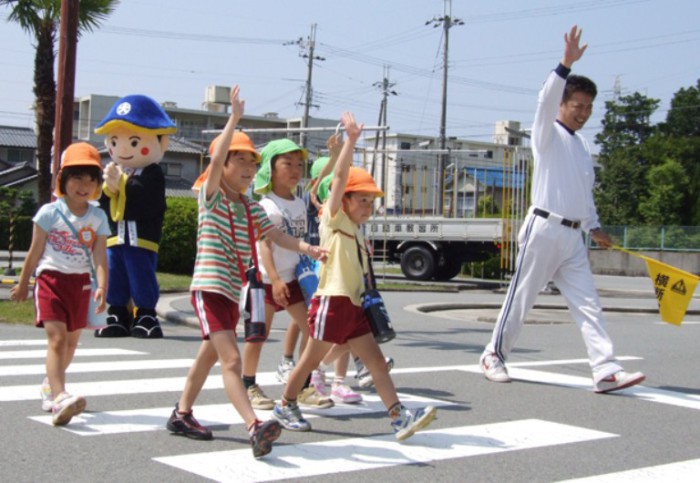 niños cruzando la calle en japón