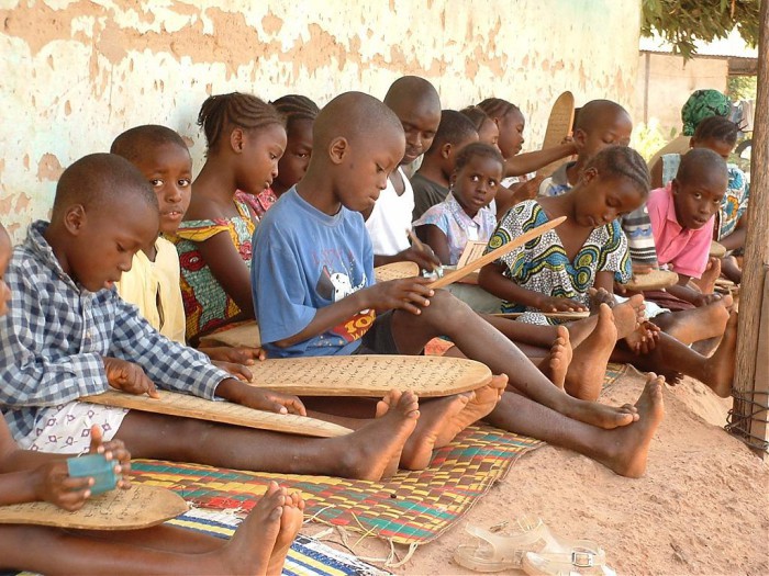 niños estudiando en Africa