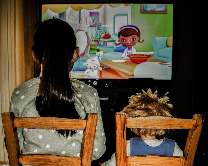 niños viendo tele