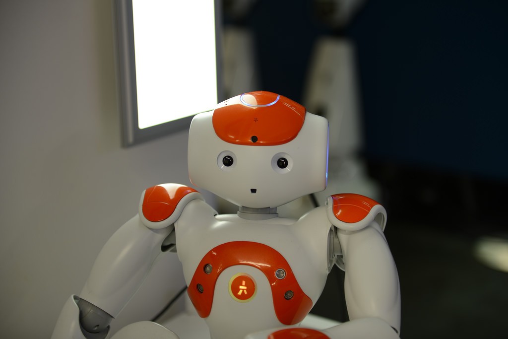 Un robot que hace sonreír a niños con autismo