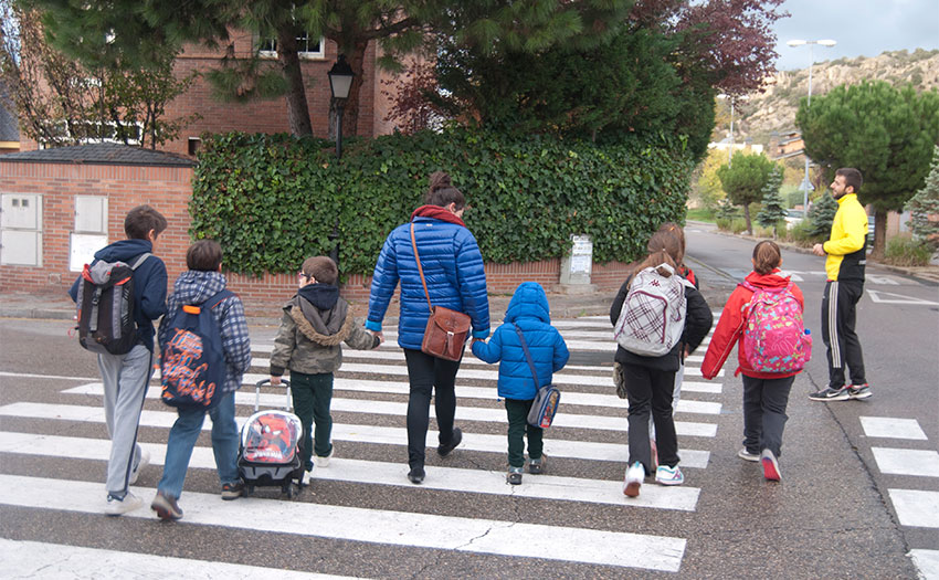 Ir andando al cole, con contaminación, afecta a la memoria infantil