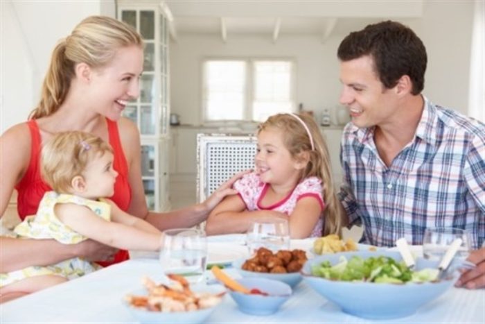 comiendo en familia