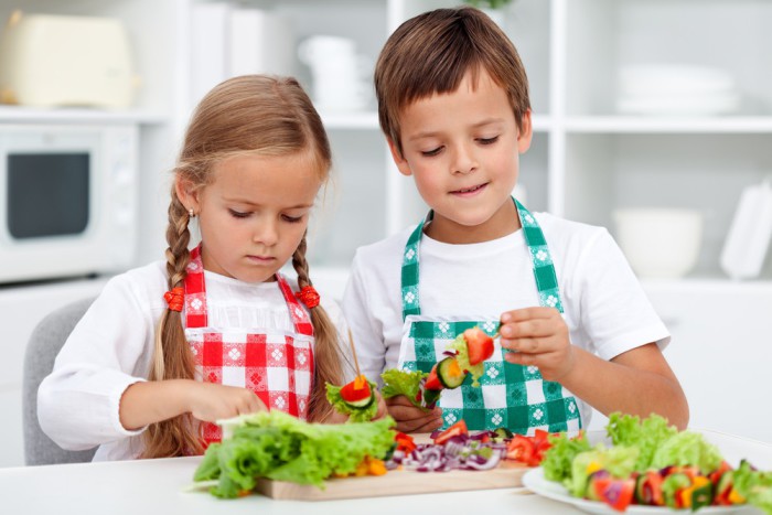 niños comiendo verdura