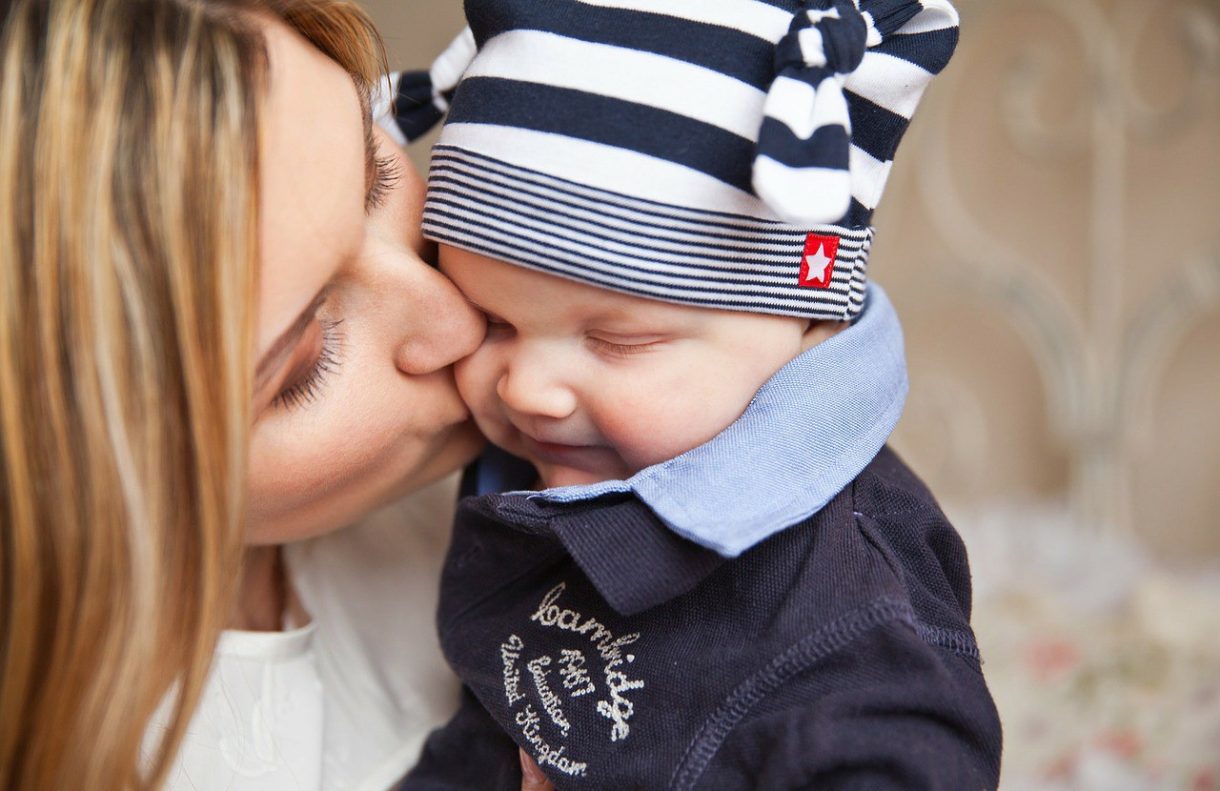 La falta de besos y caricias al bebé le trastorna los genes