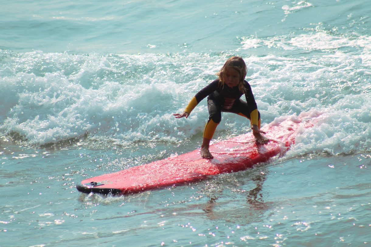 Campamentos de surf para niños en Galicia durante el verano