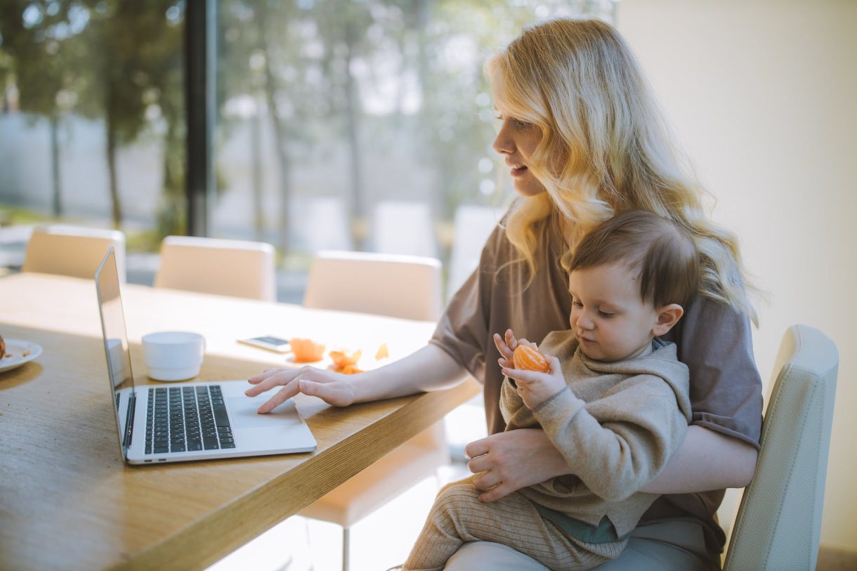 Cinco beneficios de las redes sociales para madres y padres