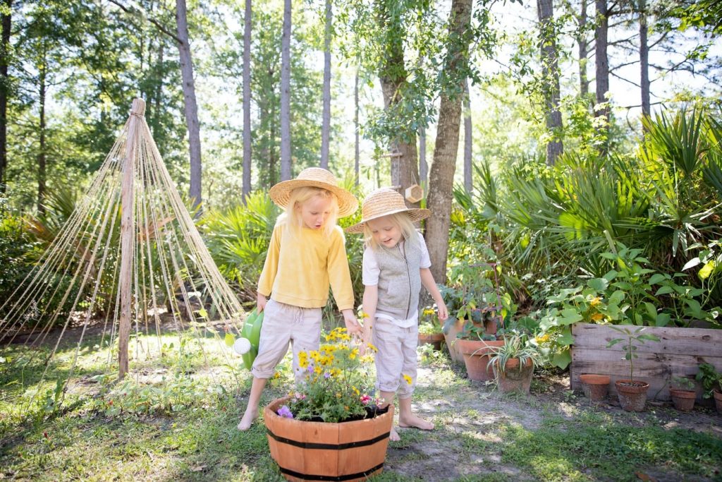 Cuidar El Jardin Con Los Ninos