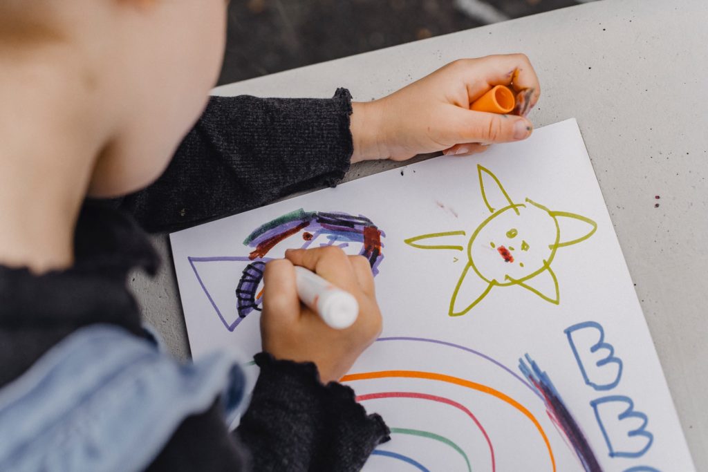 Una buena idea: enmarcar los dibujos de los niños para decorar las