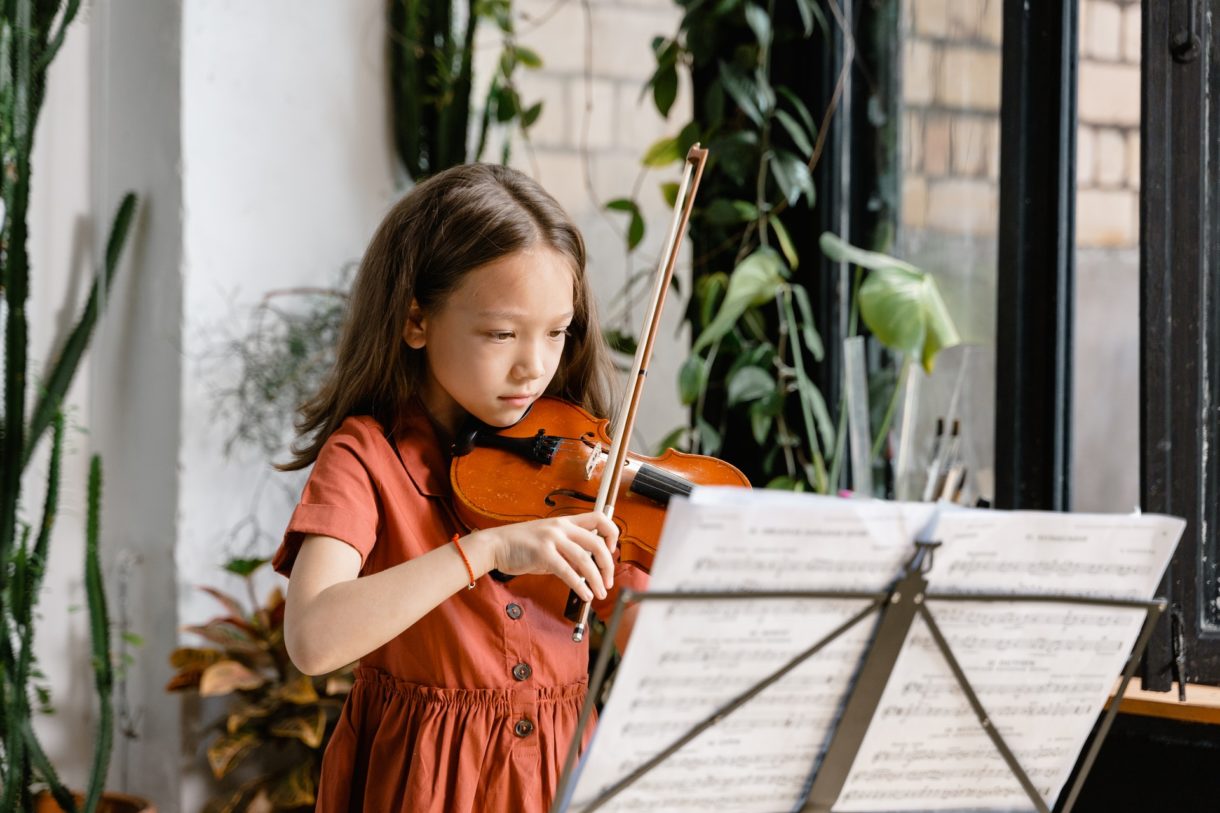 Más de 1000 alumnos de las escuelas de música en Navarra, llenan las calles de Sangüesa