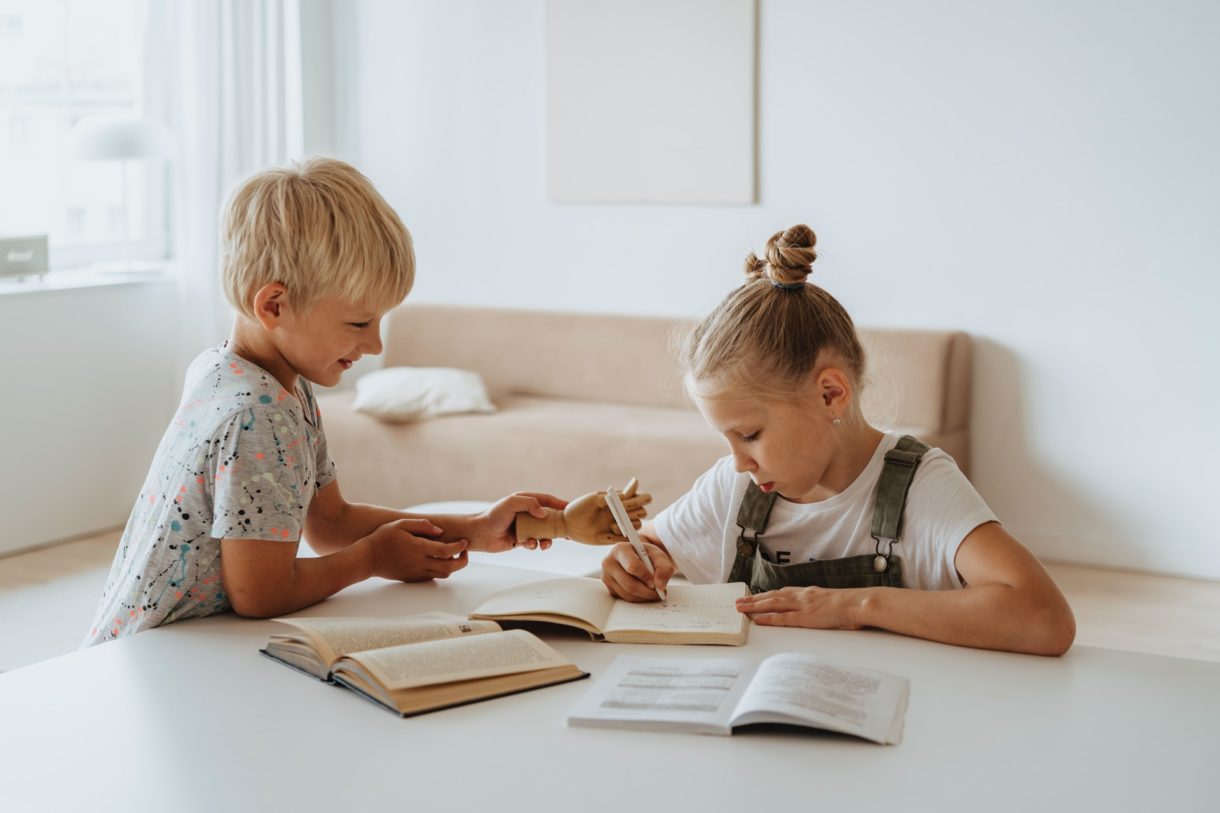 Dictados cortos para niños: seis beneficios muy positivos