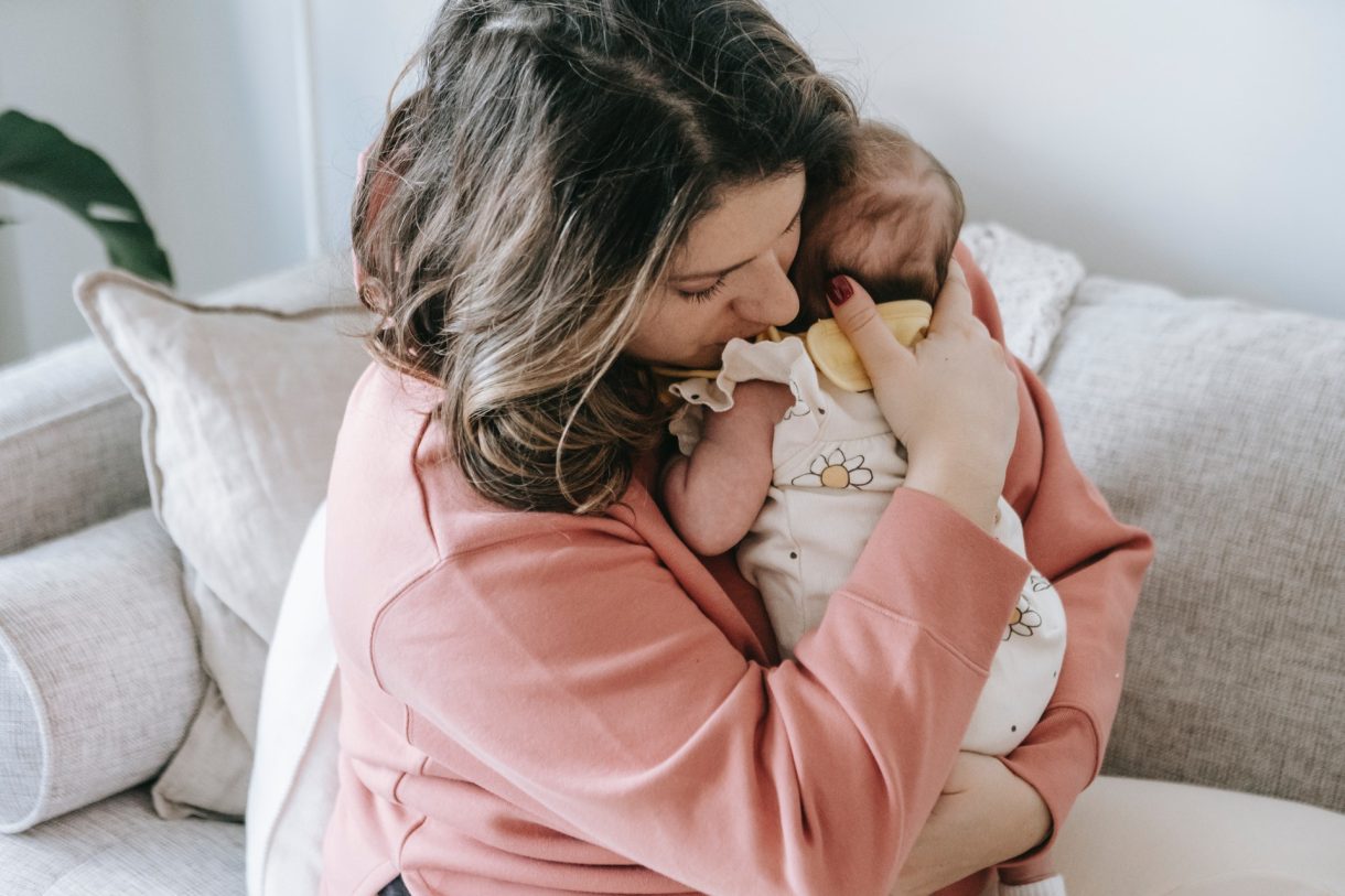 Cómo evitar la infantilización de la mujer en la maternidad