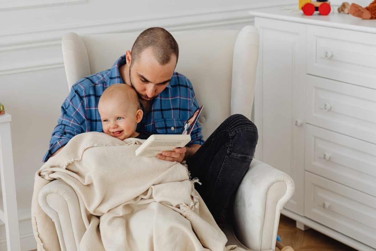 Lectura de regazo: qué es y qué beneficios ofrece a los niños