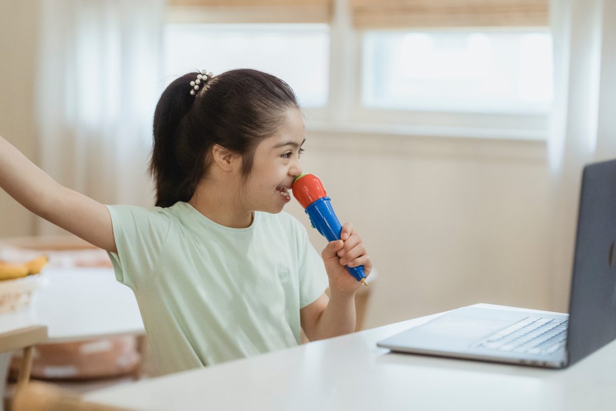 Educación musical para niños con talento para cantar