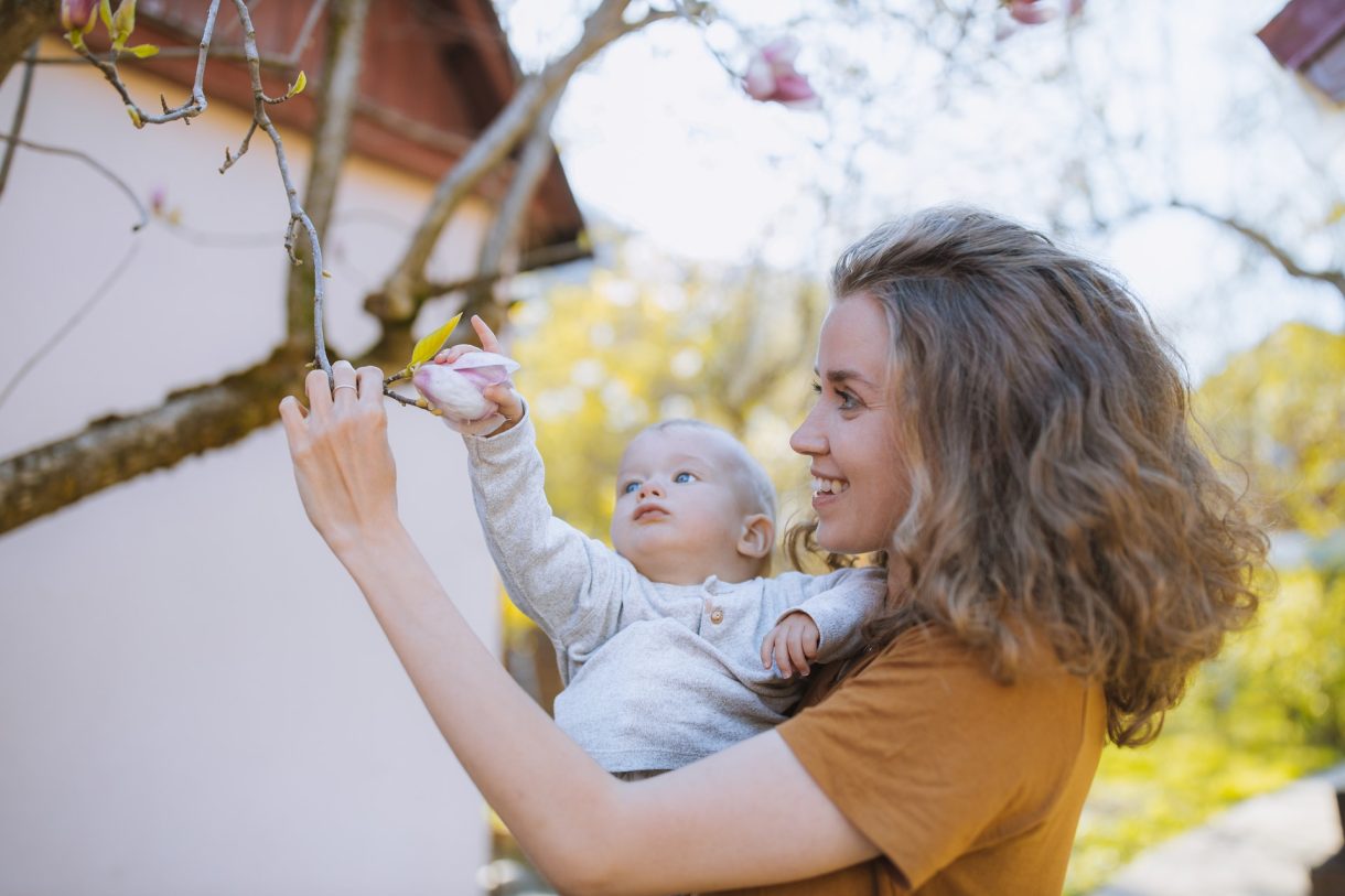 Qué es el mom shaming y qué efectos produce en las madres