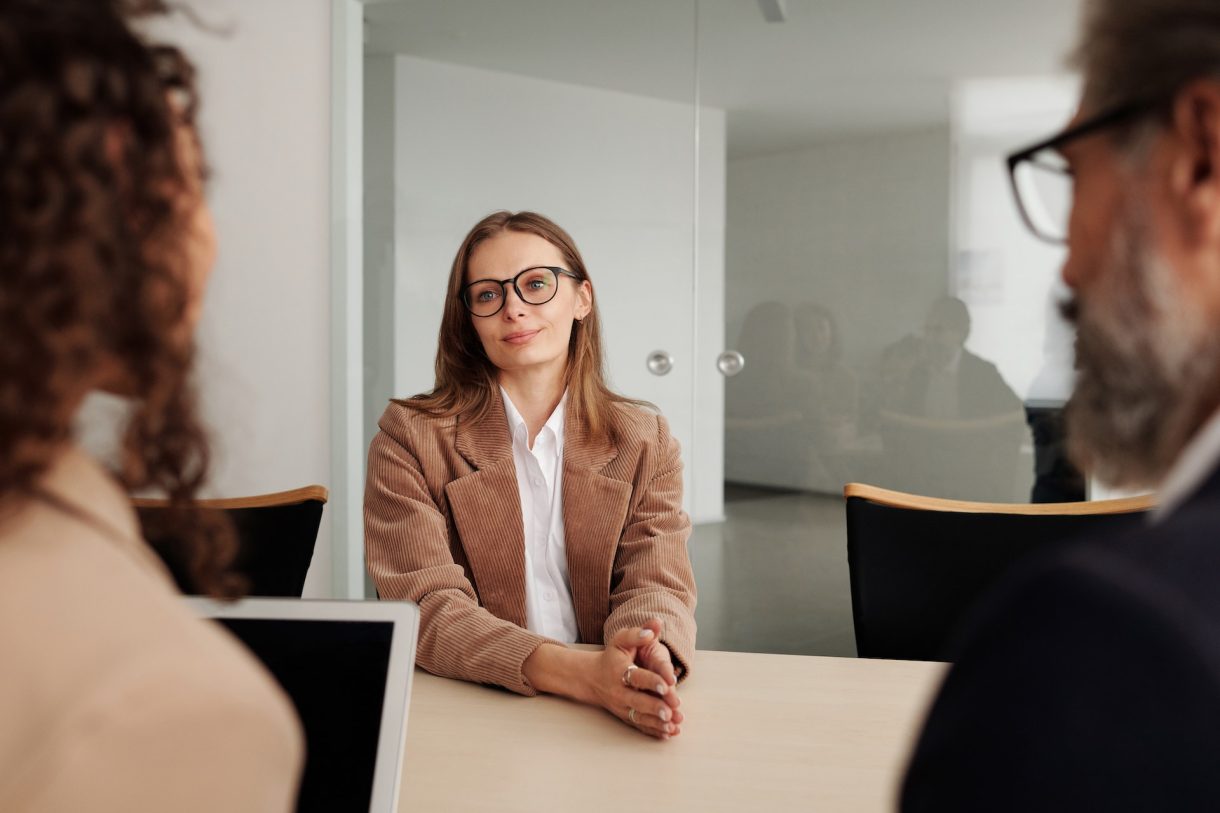 Trabajo híbrido: ¿Qué es y qué ventajas aporta a los padres?