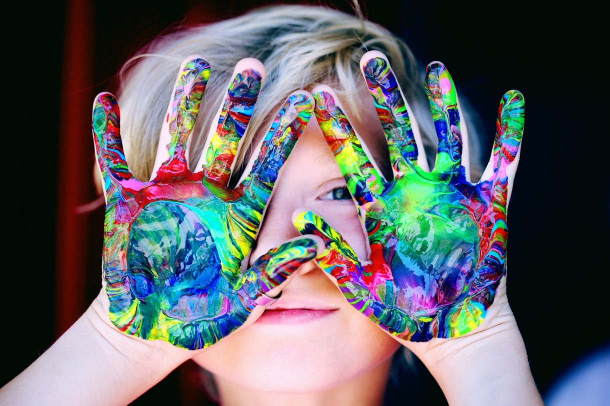 Sesión de fotos smash paint: un reportaje creativo para niños