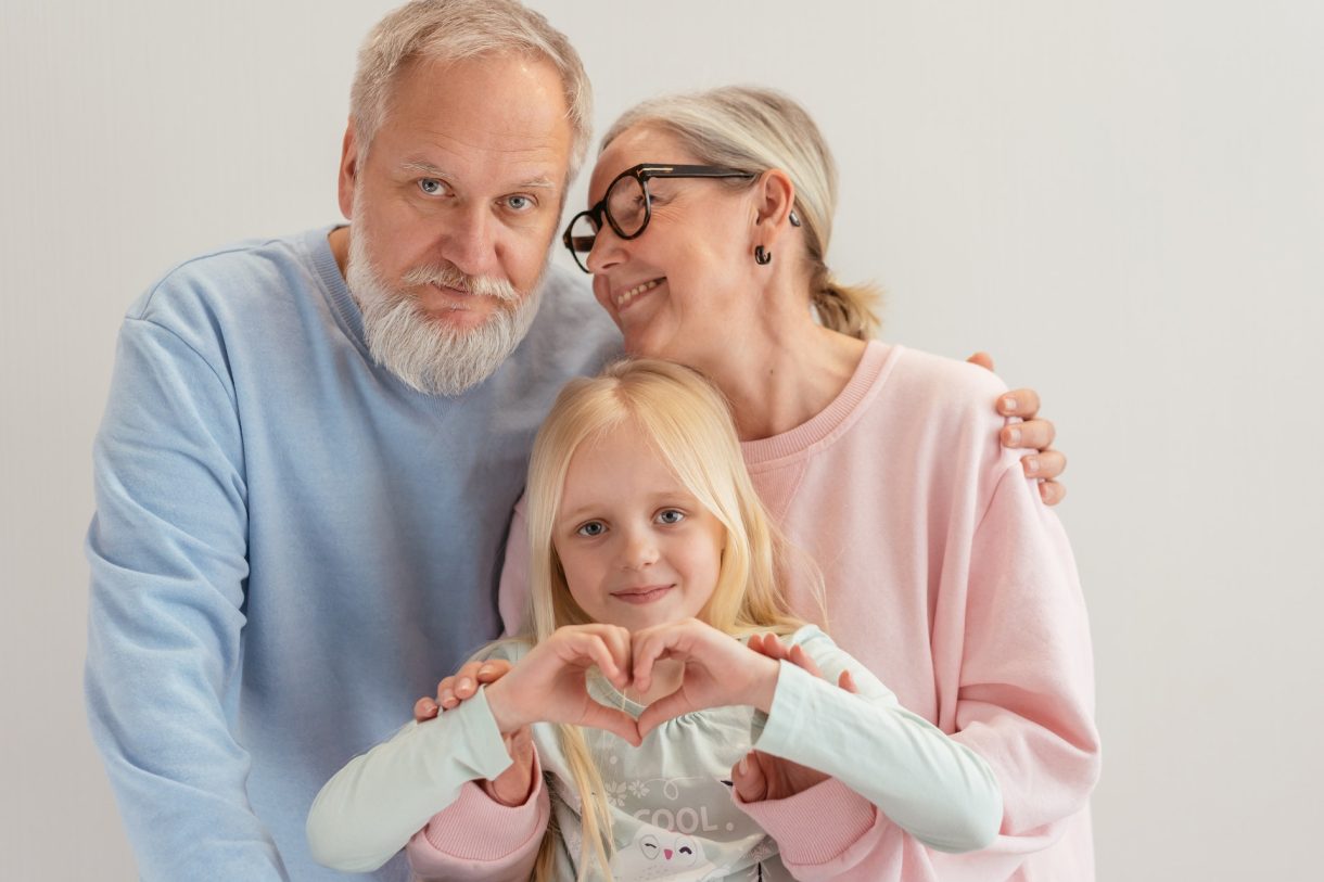 Hacer manualidades con los abuelos: 6 beneficios para los niños