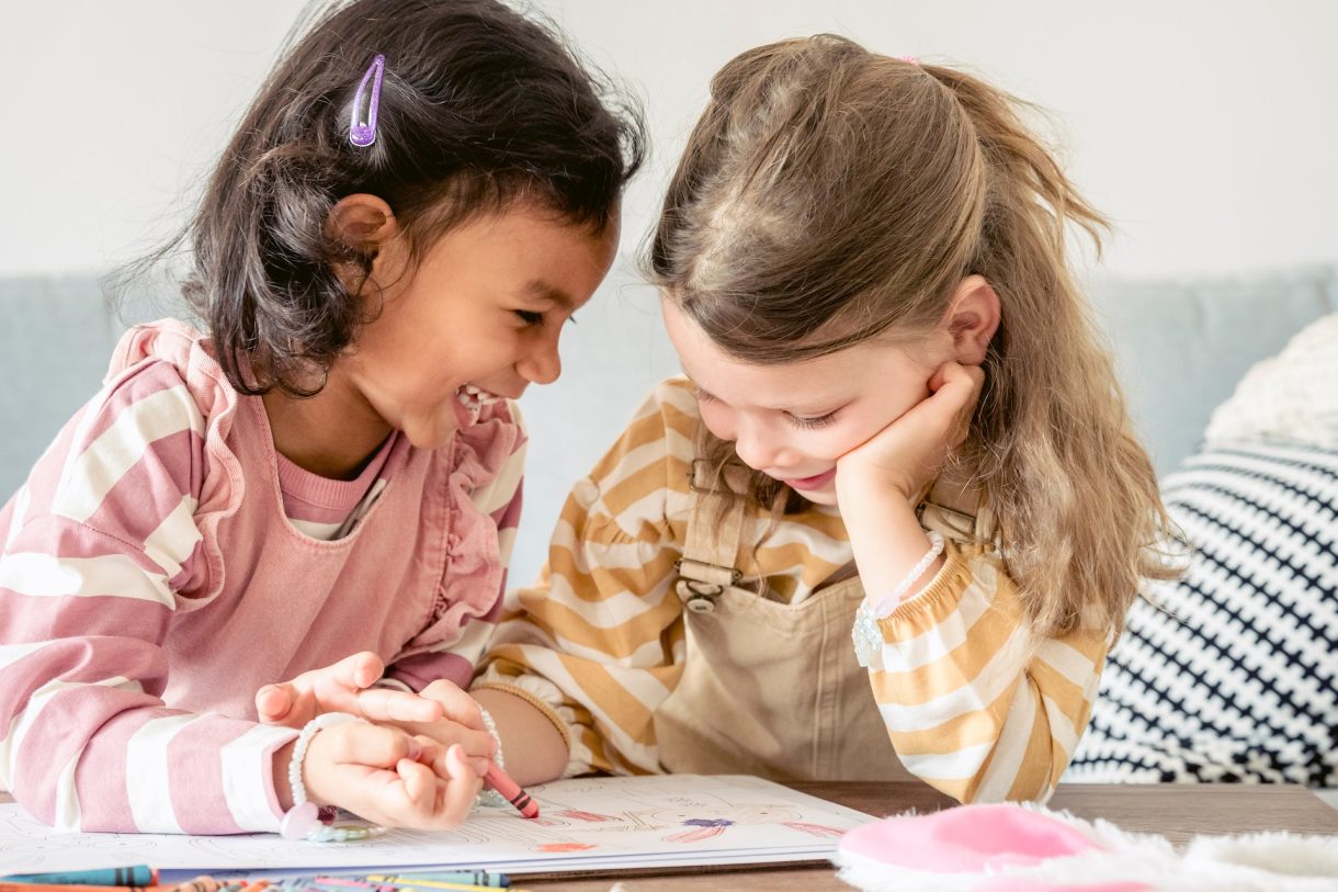 Cómo aplicar la técnica del puntillismo en un dibujo infantil