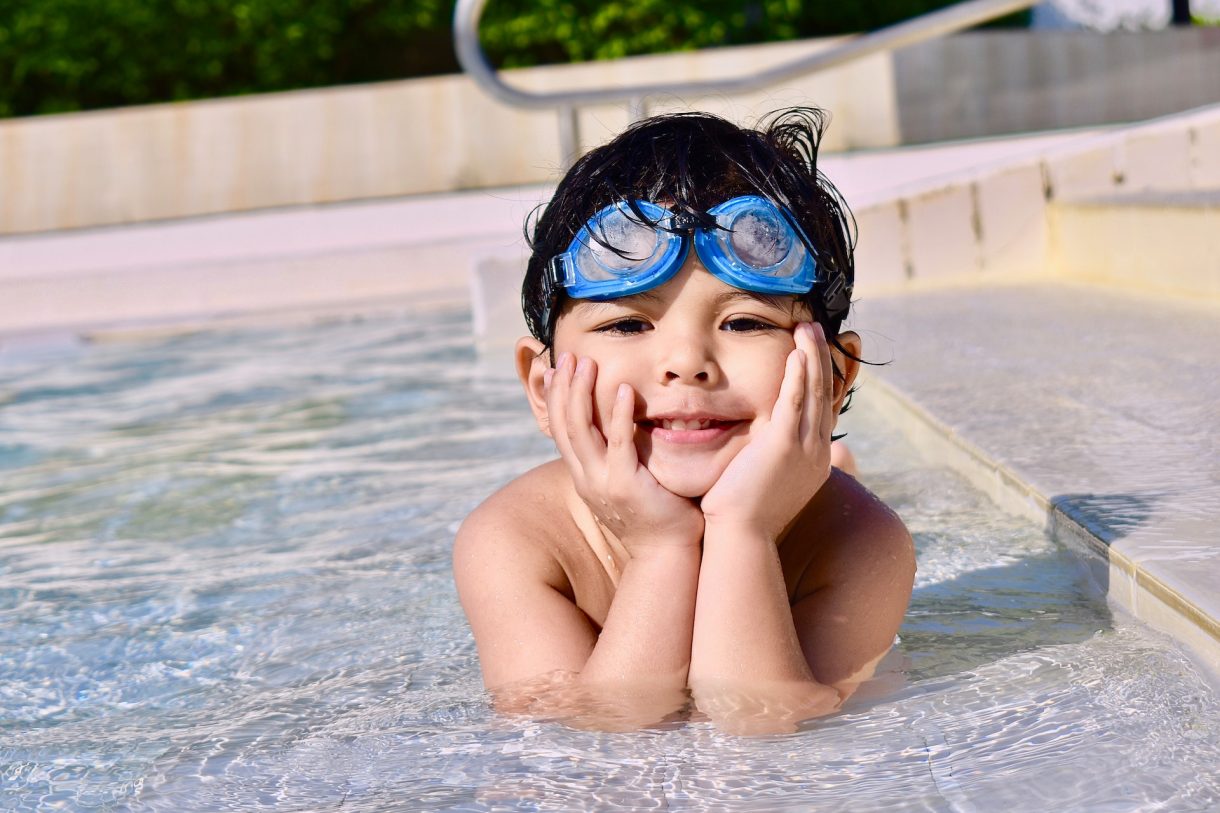 Seis beneficios de los cursos de natación para niños y niñas