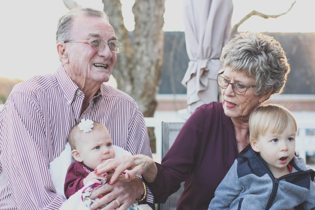 Cómo cambia la relación con la familia política tras ser padres