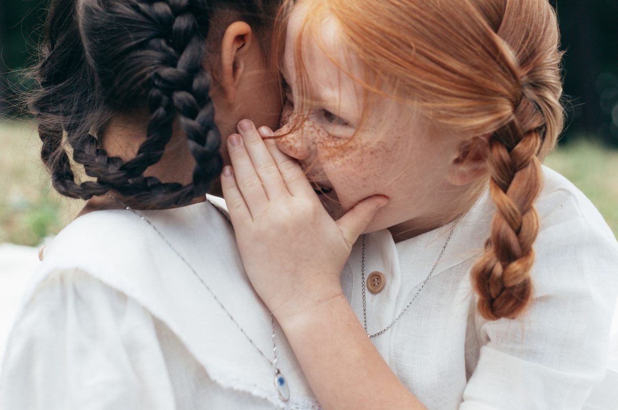 Guardar secretos en la infancia: 6 reflexiones al respecto
