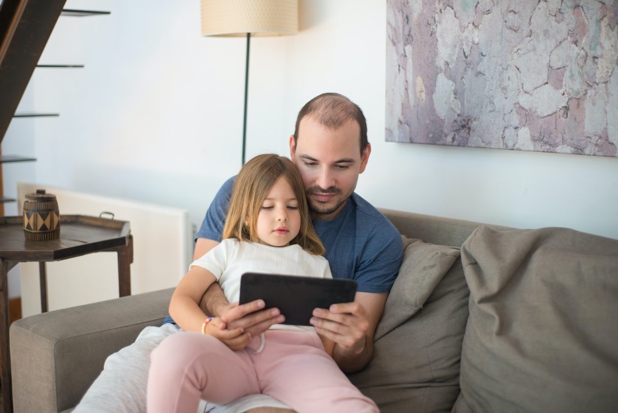 Cómo organizar un club de lectura: consejos para padres con niños