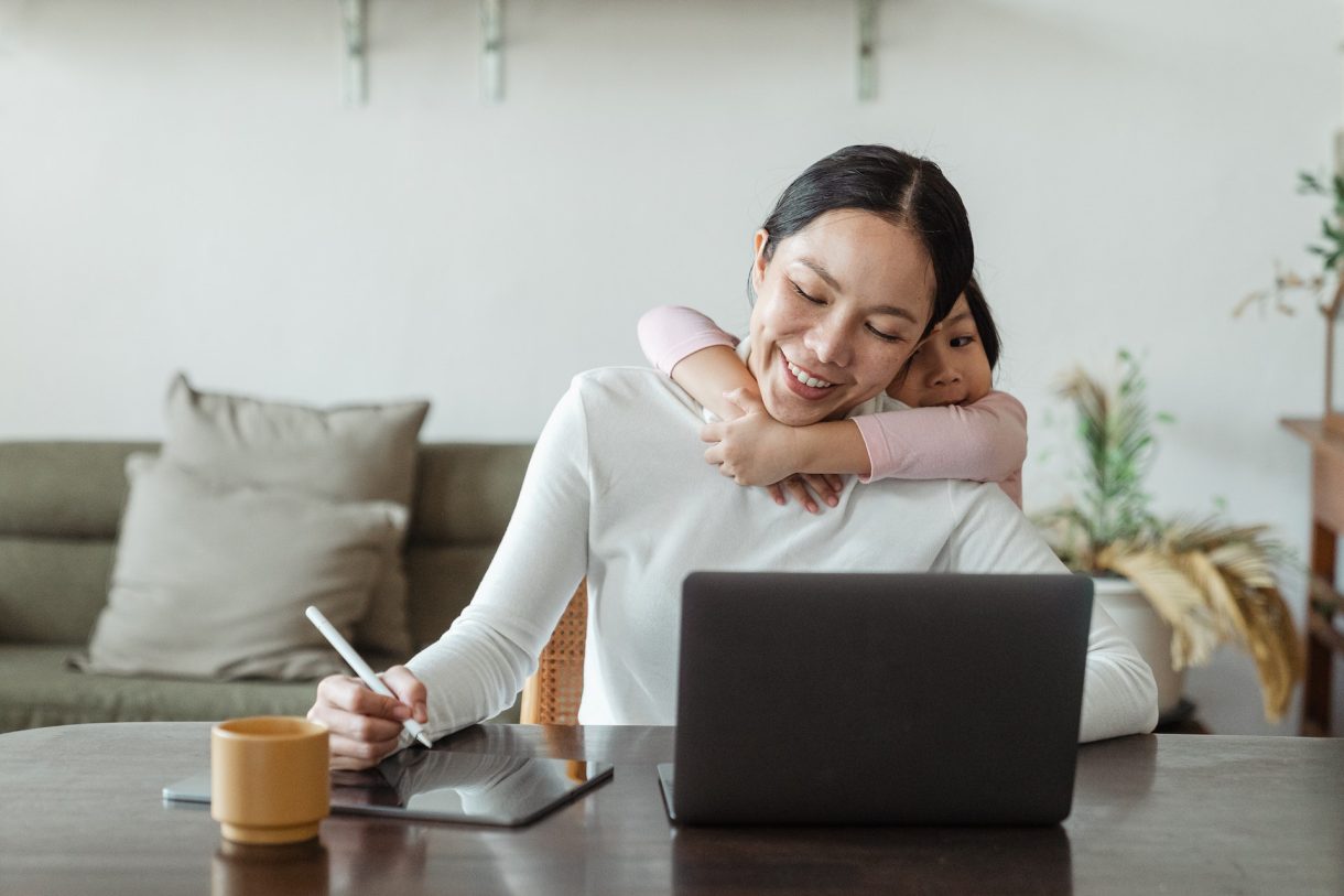 Padres y madres que trabajan demasiado: 6 causas frecuentes