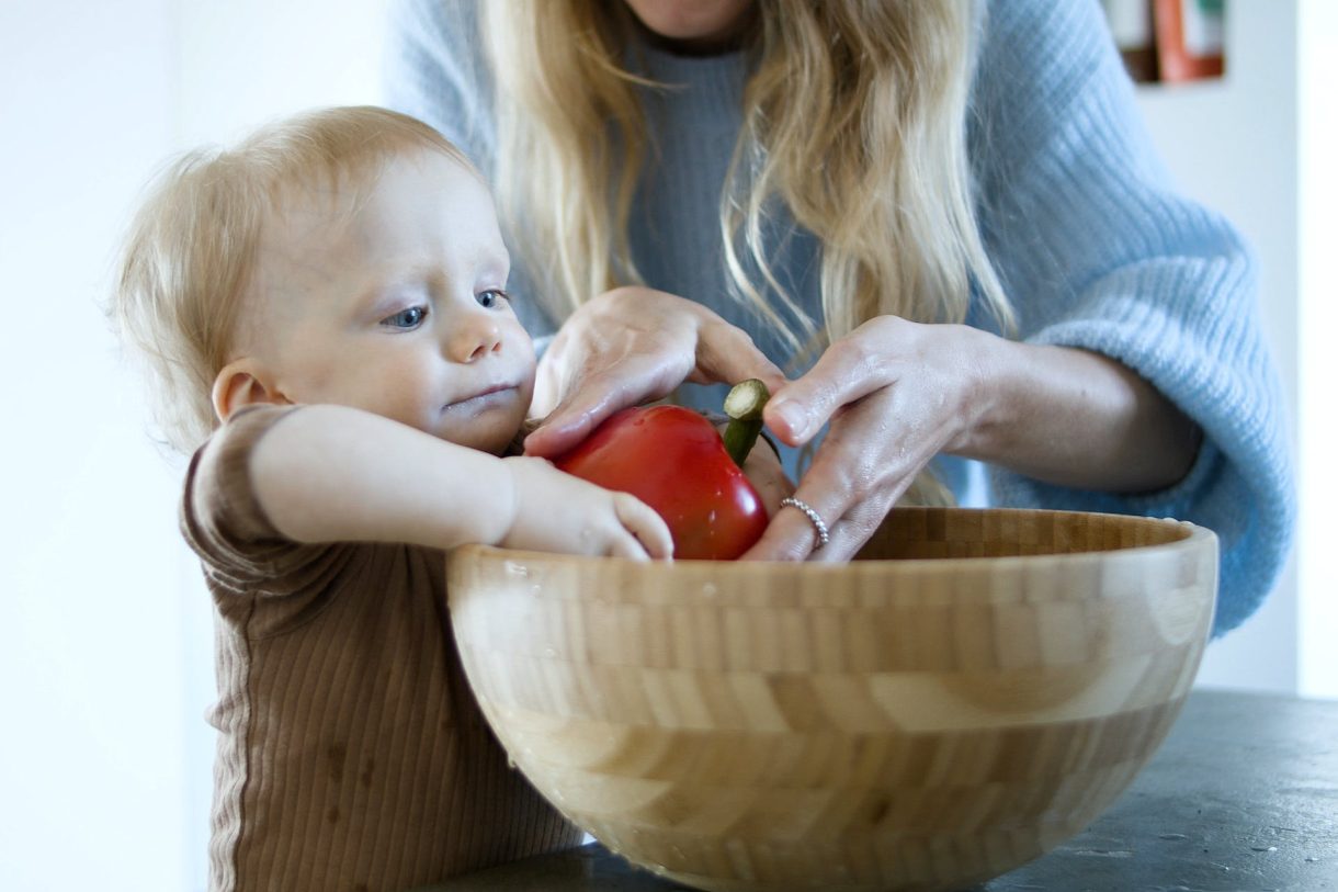 Comer con las manos: beneficios para el bebé y consejos para padres