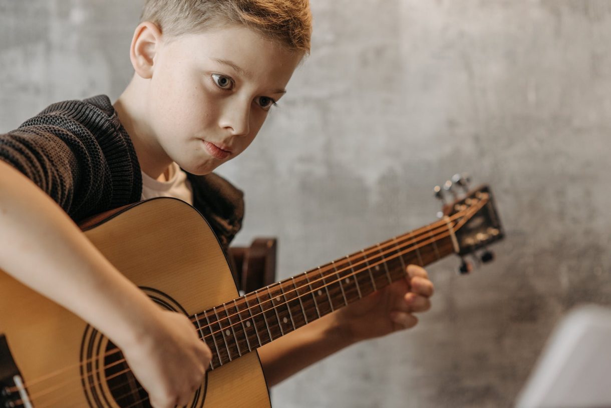 Aprender a tocar la guitarra: 6 dificultades que los niños afrontan