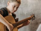 Aprender a tocar la guitarra: 6 dificultades que los niños afrontan