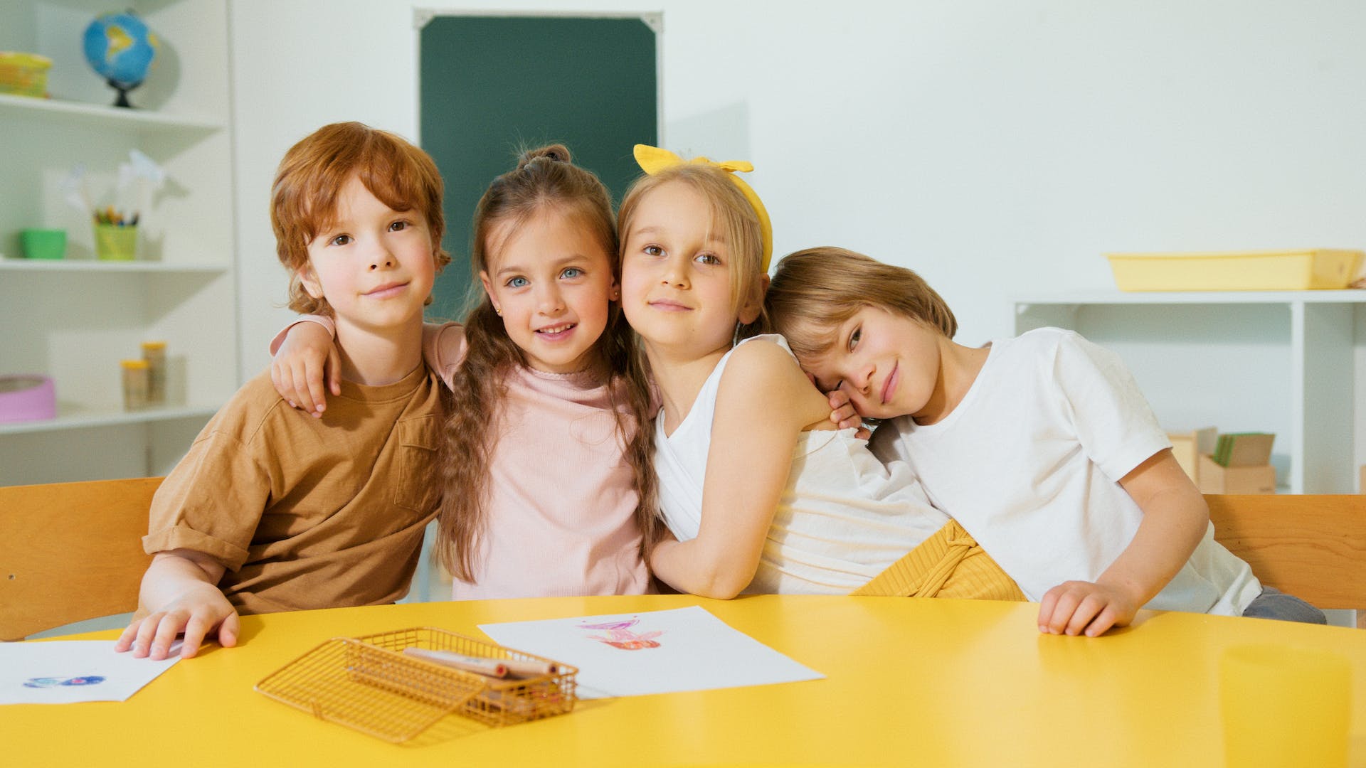 Hermanos Que Estudian En Distintos Colegios