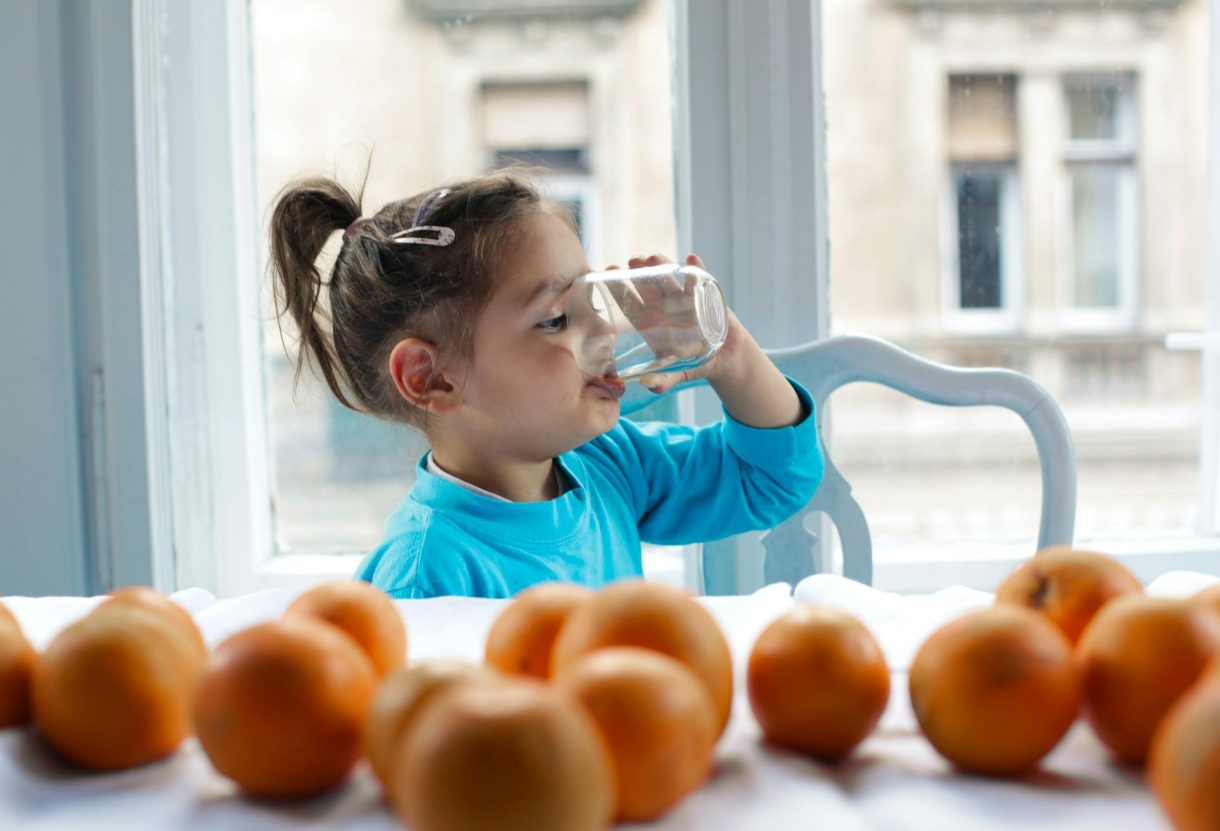 Cómo afrontar el calor sin aire acondicionado: ideas para padres