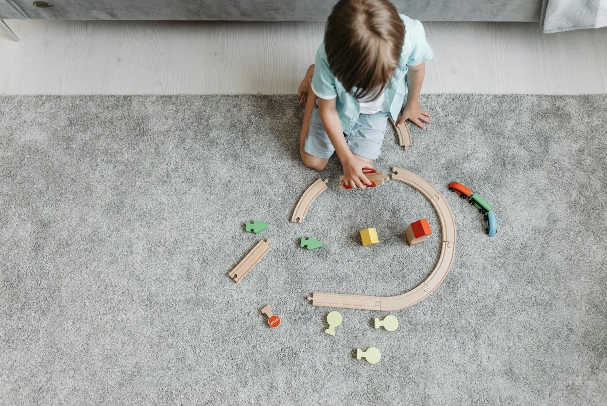 Jugar con trenes de juguete: 5 beneficios para los niños