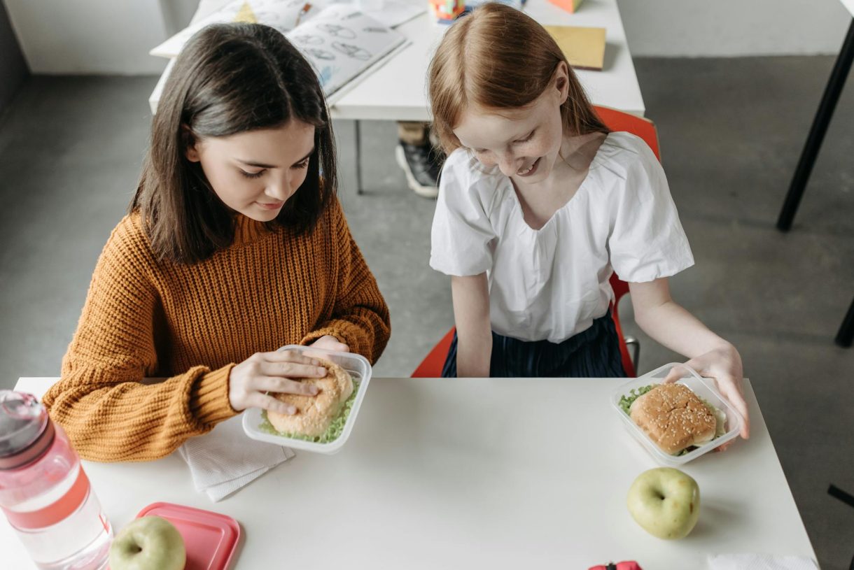 ¿Qué aprenden los niños cuando comen en el comedor escolar?