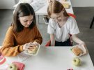 ¿Qué aprenden los niños cuando comen en el comedor escolar?