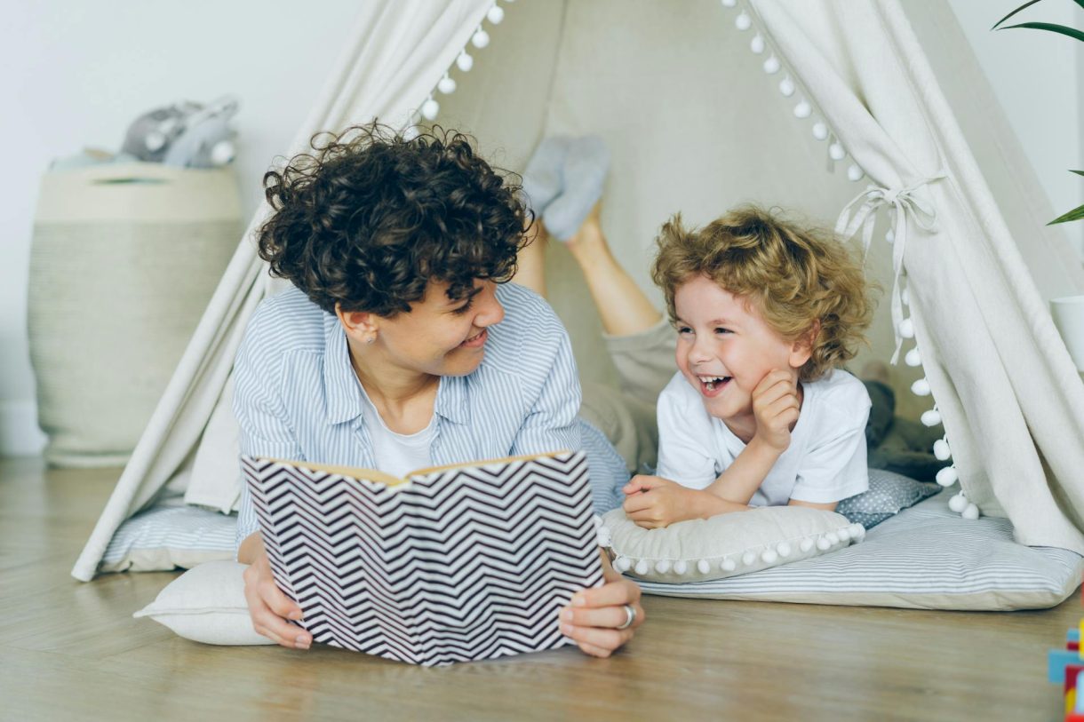 Libros de autoayuda para padres: ¿Qué aportan en la crianza?