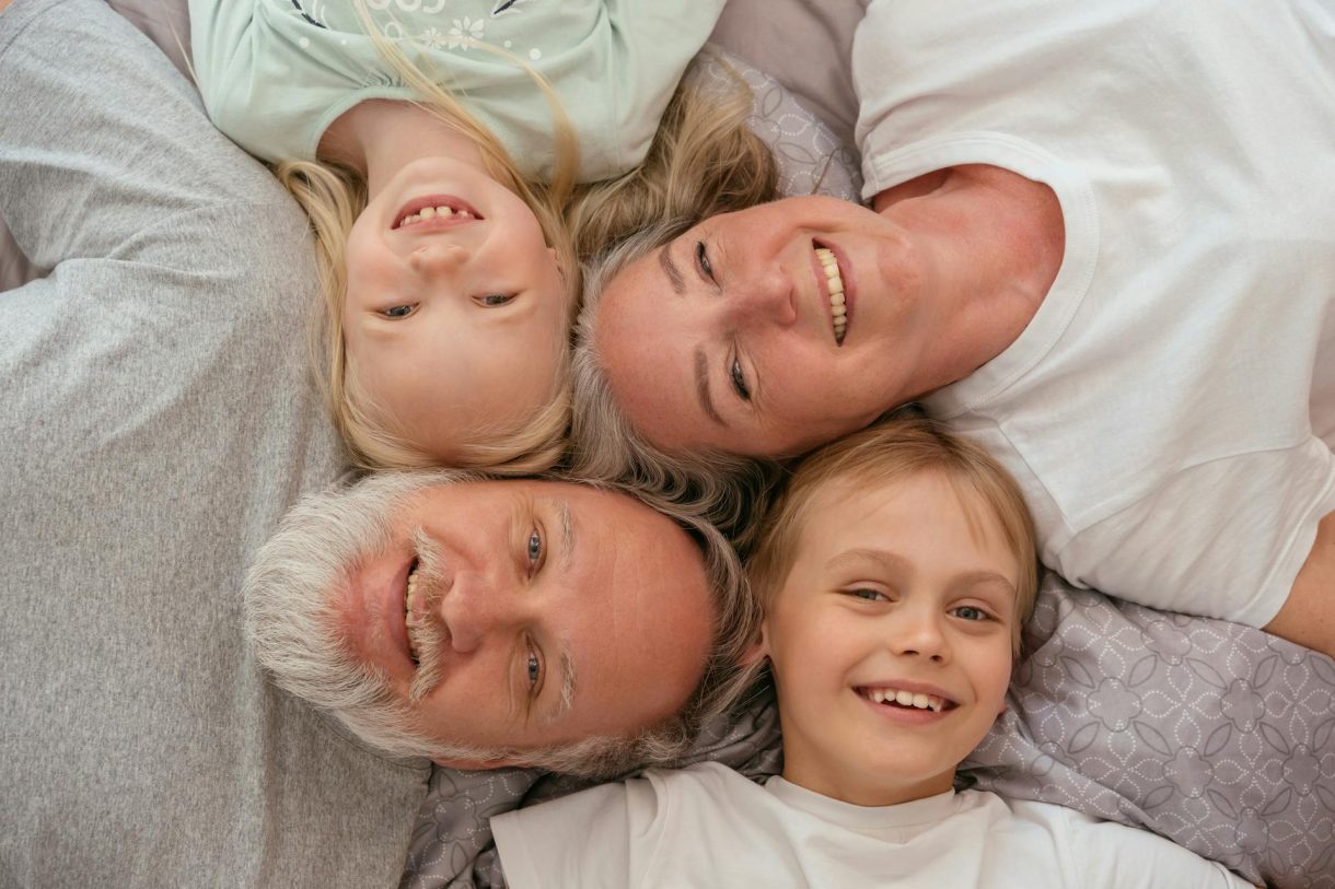 Familias con niños: 8 tipos de abuelos y abuelas en Navidad