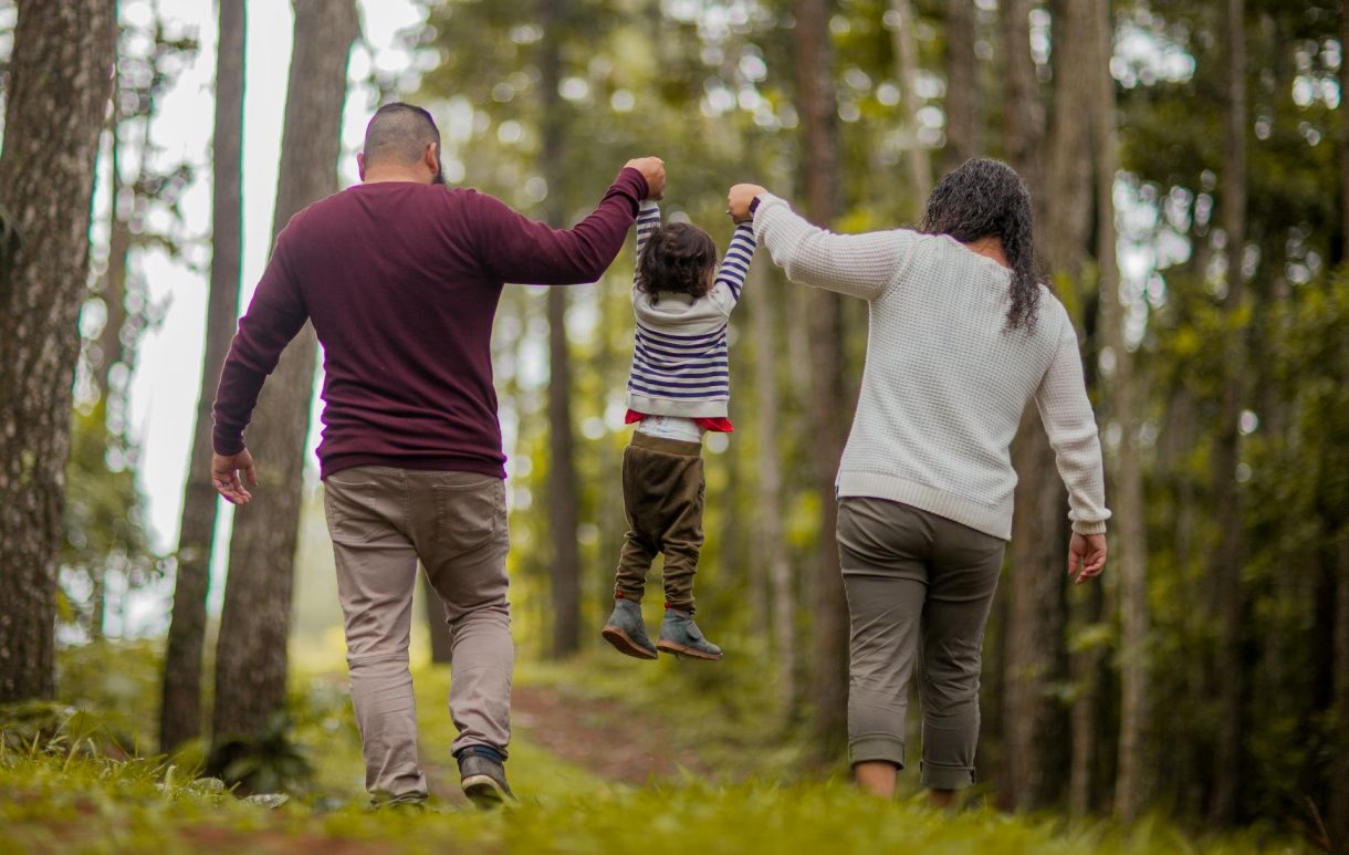 Padres y madres: cómo gestionar los consejos del entorno