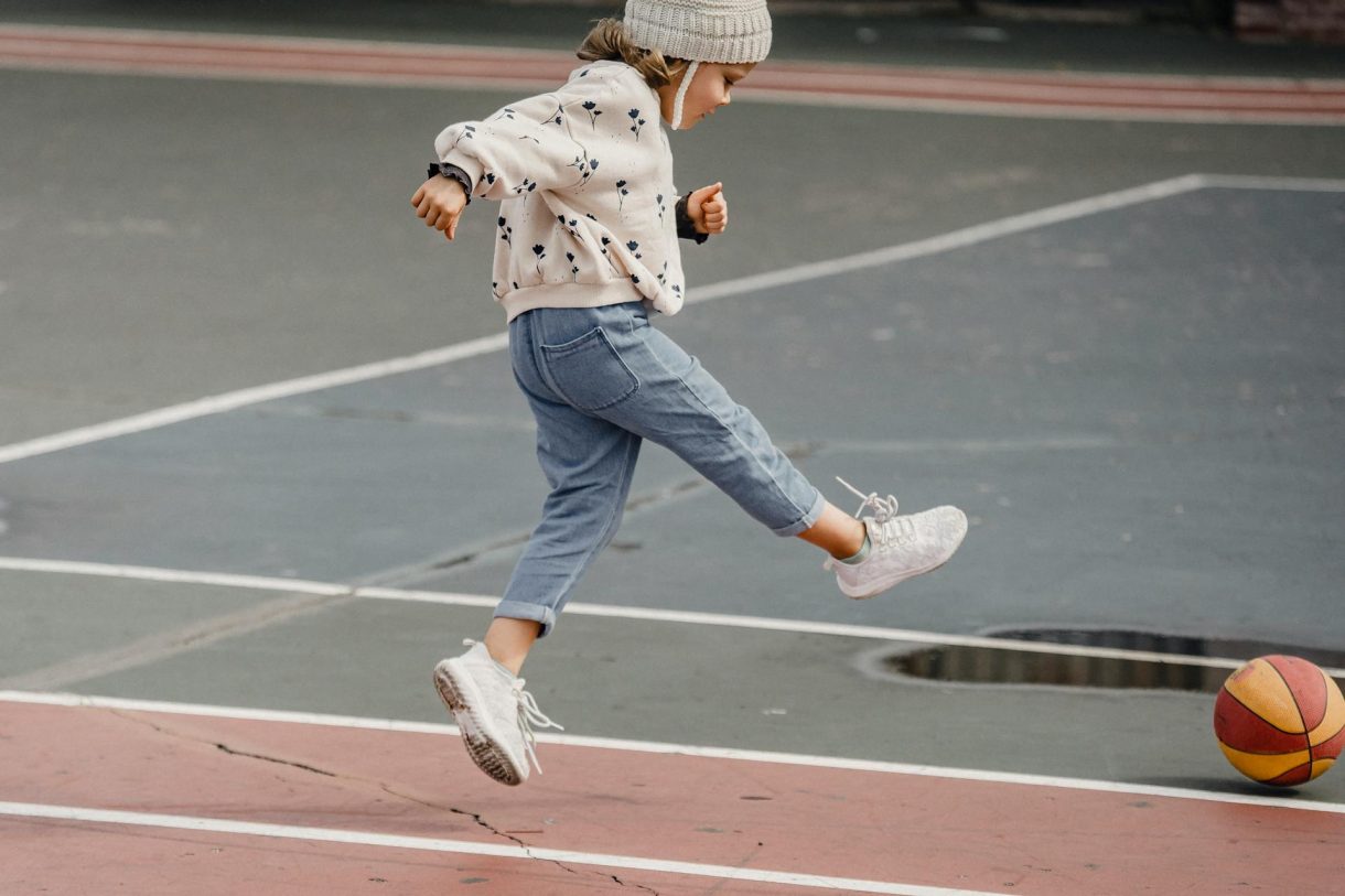 Jugar al aire libre en la infancia: correr, saltar y caminar