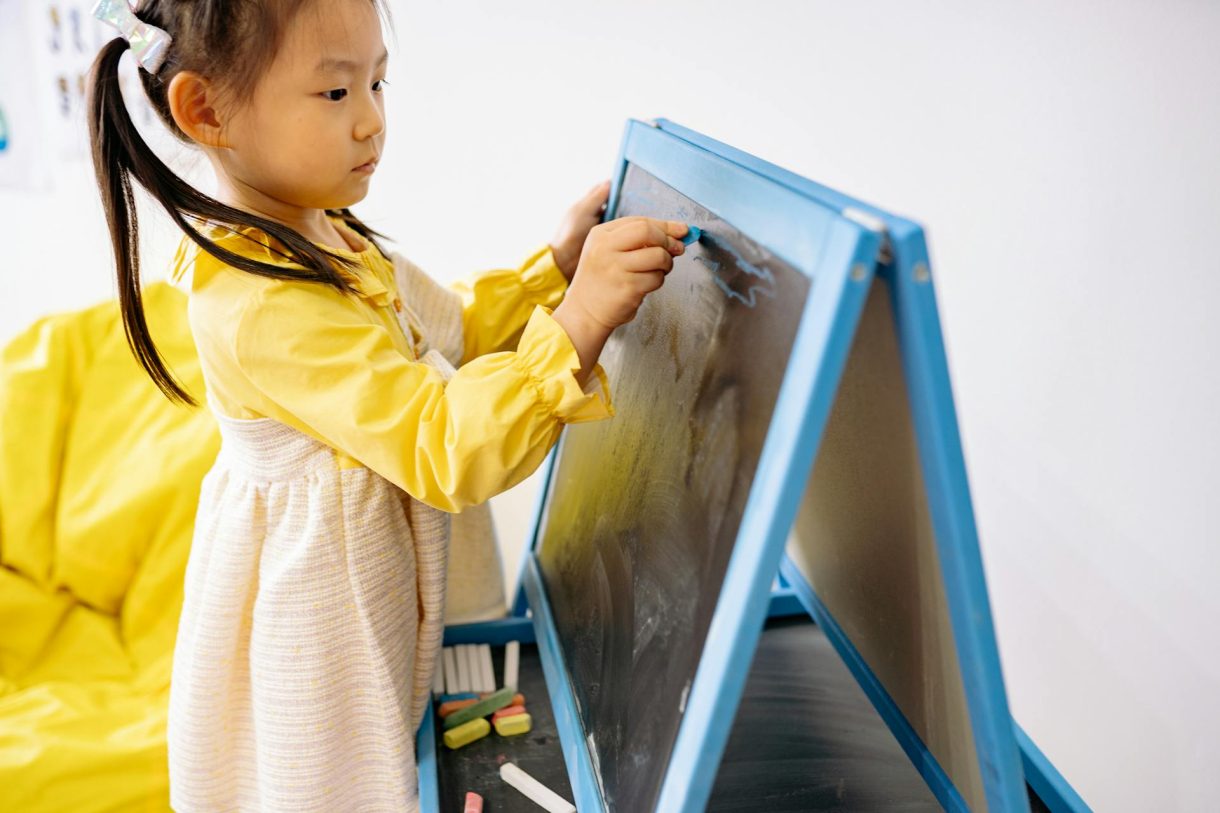Niños: 6 ventajas de dibujar en la pizarra
