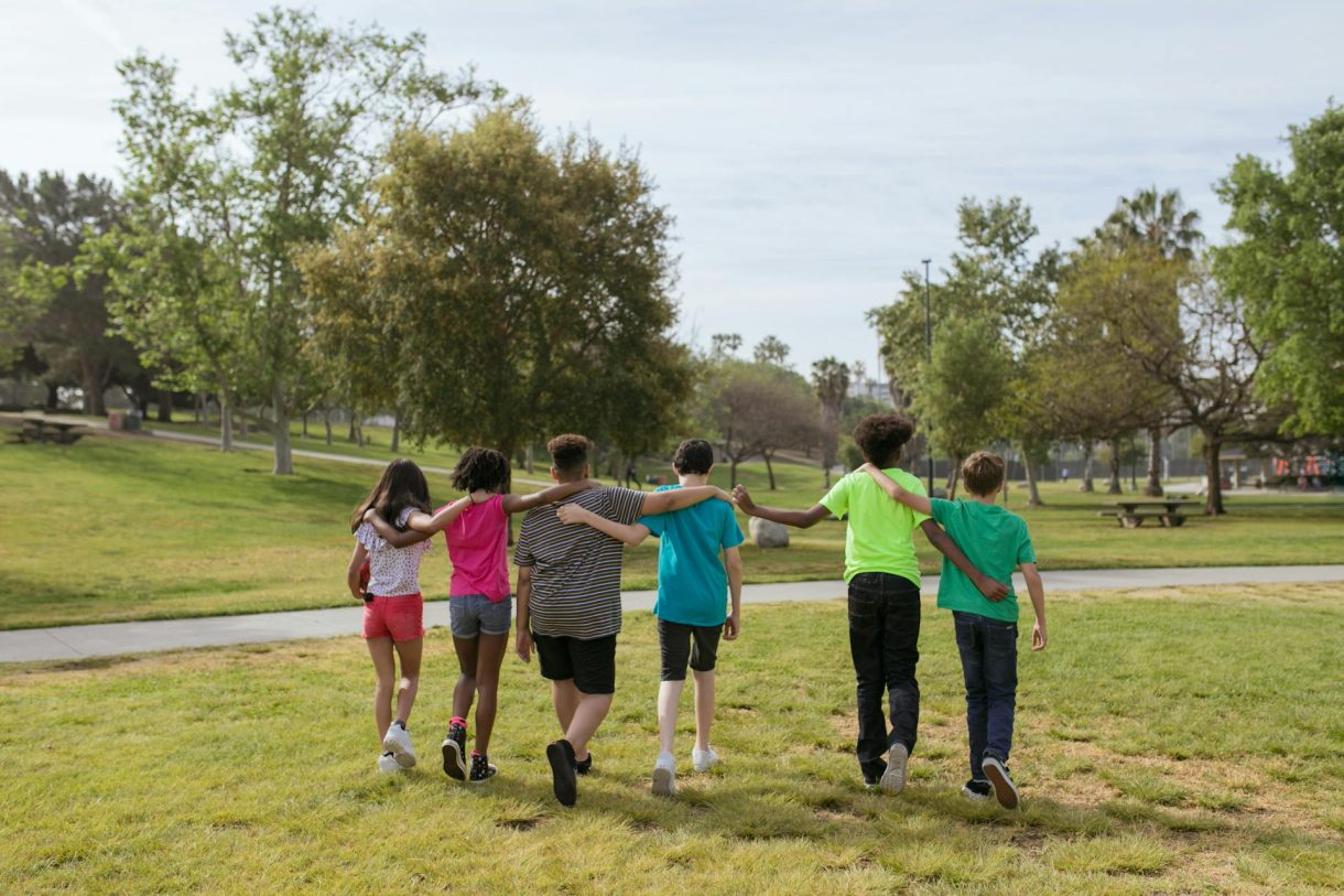 6 razones para hacer amigos más allá del colegio o el instituto