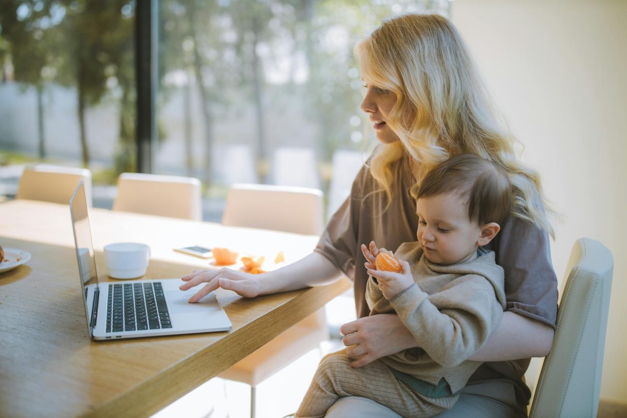 Teletrabajo en verano: 6 ventajas para padres y madres