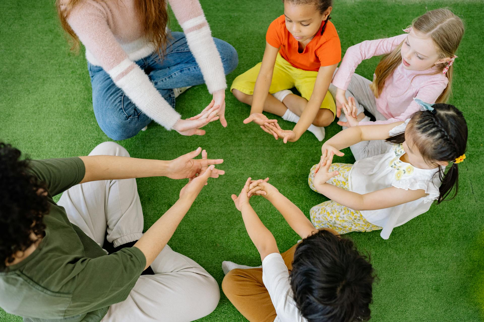 Tendencias Para Ninos Y Ninas En El Patio Del Colegio