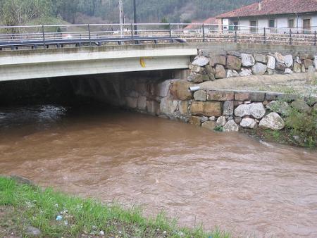 Vertido en el río Besaya (Cantabria)