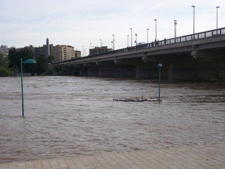 Protección civil avisa a Zaragoza de posibles desbordamientos del Ebro