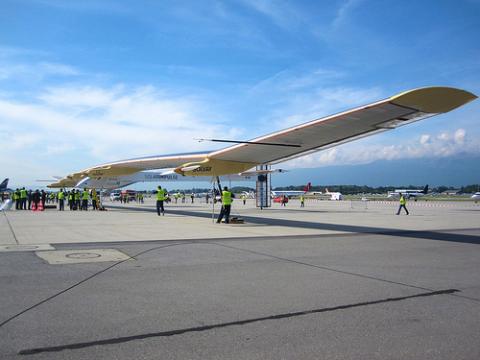 El Solar Impulse realiza su primer vuelo internacional